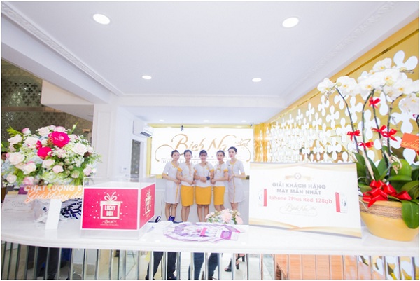 [Bichna Beauty Clinic]                                           NSƯT Kim Xuân và con dâu rạng rỡ tại sự kiện làm đẹp                                     4747